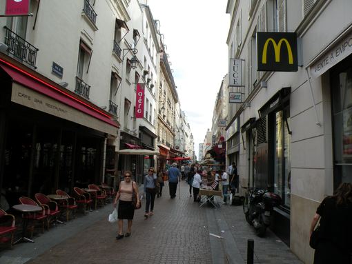  une rue commerçante et piétonne du 16e arrondissement